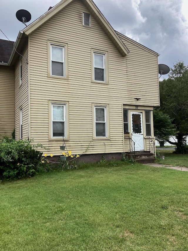 view of front of home featuring a front lawn and entry steps
