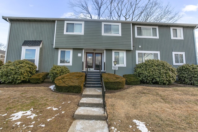 view of front of home featuring a front lawn