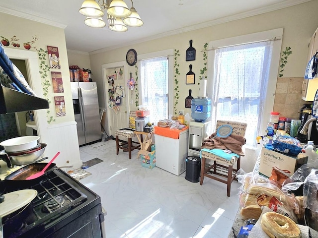 kitchen featuring crown molding, gas stove, an inviting chandelier, and stainless steel fridge with ice dispenser