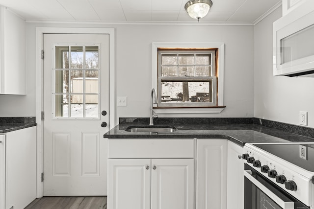 kitchen with sink, crown molding, hardwood / wood-style flooring, electric range, and white cabinets