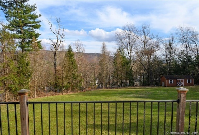 view of yard featuring a shed