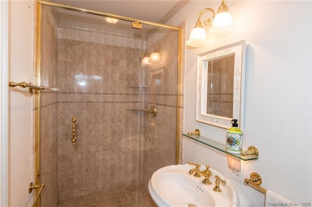 bathroom featuring sink and tiled shower