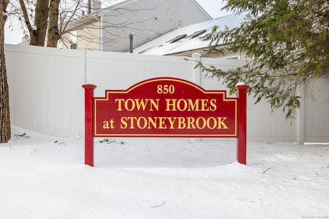 view of community / neighborhood sign