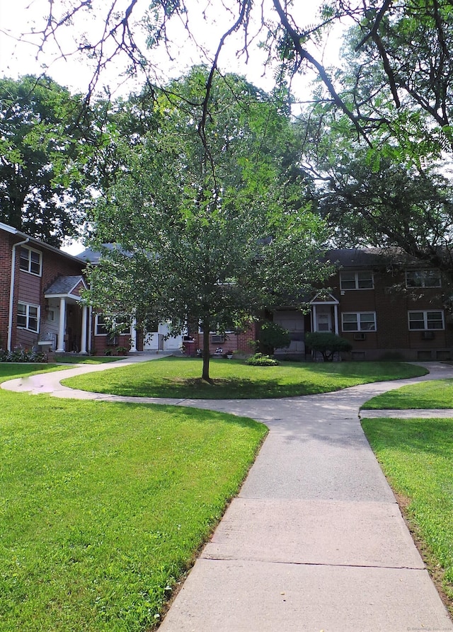 view of front of home featuring a front yard and driveway