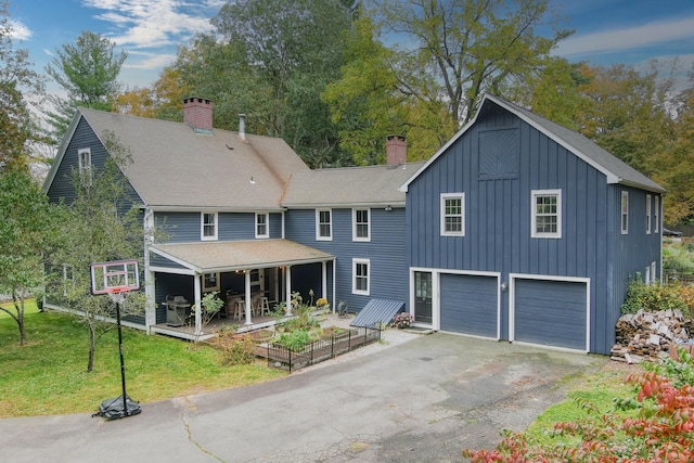 view of front facade with a garage and a front lawn