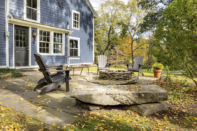 view of patio with an outdoor fire pit