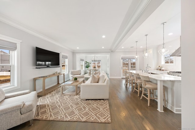 living room featuring dark wood-style floors, ornamental molding, baseboards, and recessed lighting