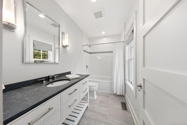 full bath with shower / tub combo with curtain, recessed lighting, visible vents, toilet, and vanity