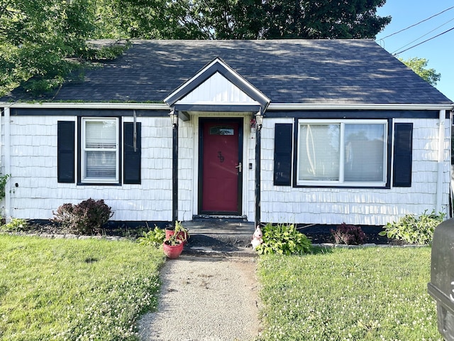 view of front of home featuring a front lawn