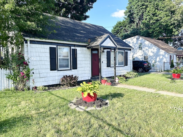 view of front of property featuring a front lawn