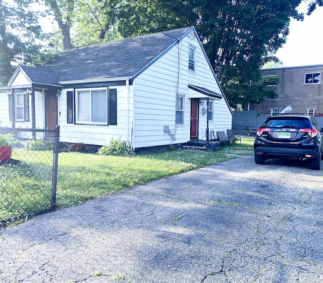 view of front facade with a front yard