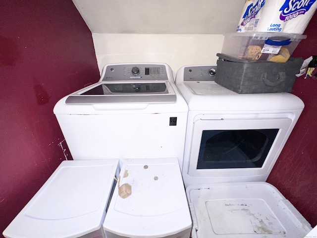 clothes washing area featuring washing machine and dryer