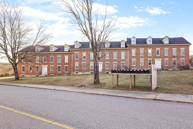 townhome / multi-family property featuring a front lawn