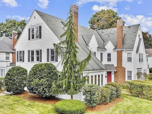 view of front facade with a front yard