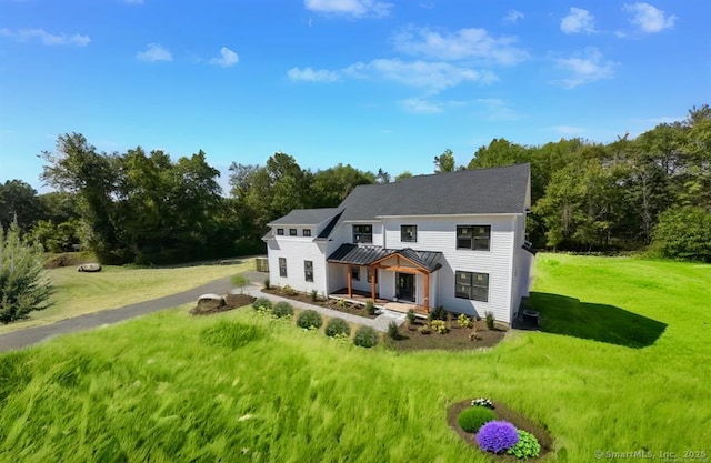 view of front of property featuring a front yard