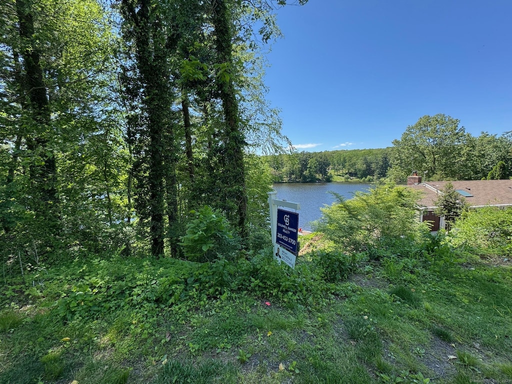 Pinewood Trl, Trumbull, CT 06611