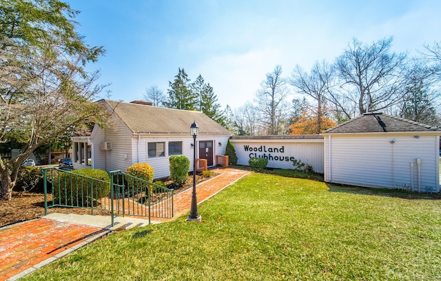 view of front of property featuring a front yard