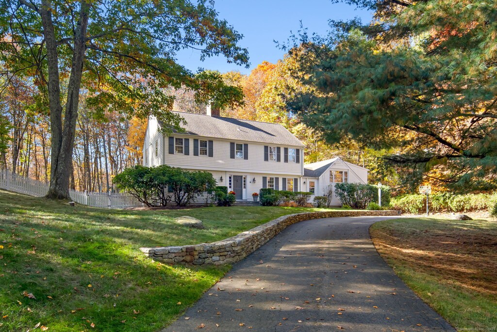 colonial home featuring a front yard