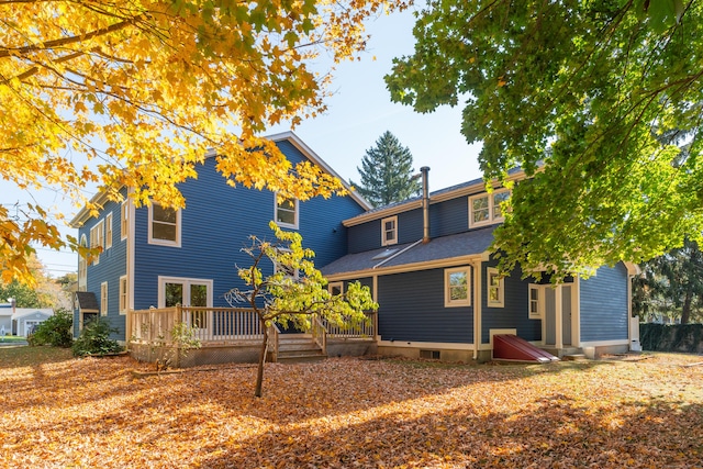 view of front of house featuring a wooden deck