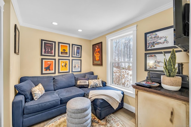 living room with baseboards, recessed lighting, wood finished floors, and crown molding