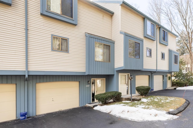 view of front of house featuring a garage and driveway