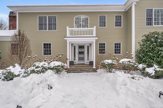 colonial house featuring a balcony