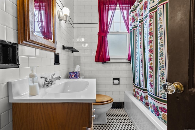 full bathroom with shower / bath combo with shower curtain, vanity, toilet, and tile walls