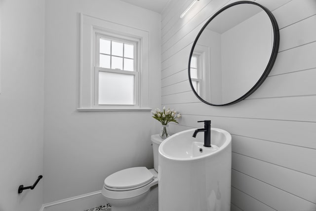 bathroom featuring toilet and baseboards