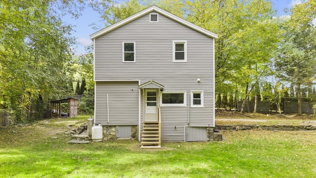 back of house featuring a yard