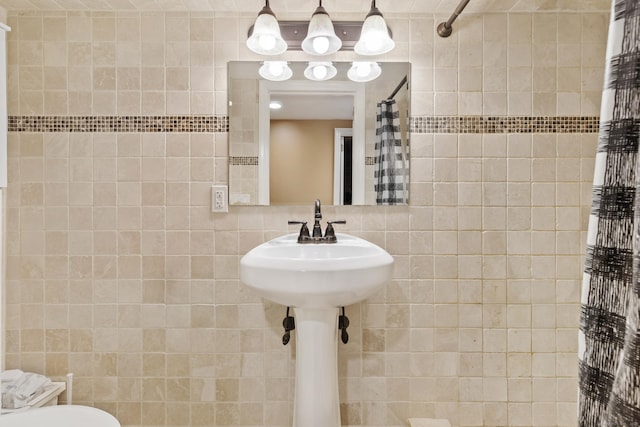 bathroom featuring a tile shower, tile walls, and toilet