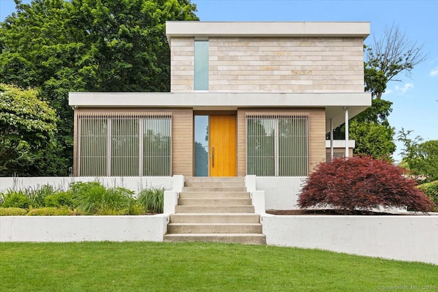 view of front of house featuring a front lawn