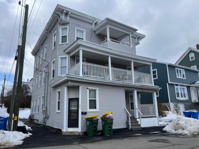 view of front of house with a balcony