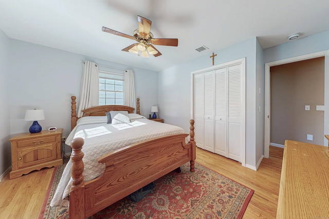 bedroom with a ceiling fan, baseboards, visible vents, light wood-style floors, and a closet