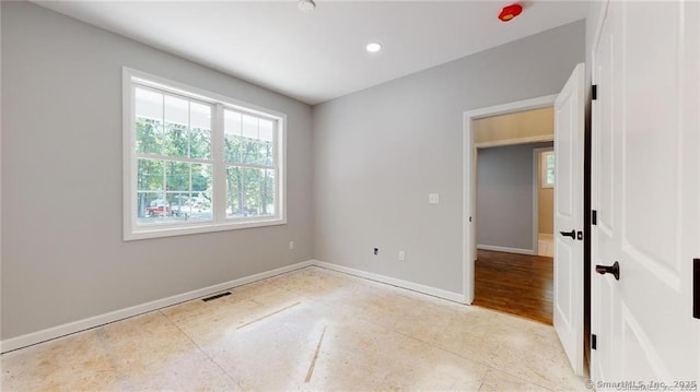 unfurnished room featuring visible vents, recessed lighting, and baseboards