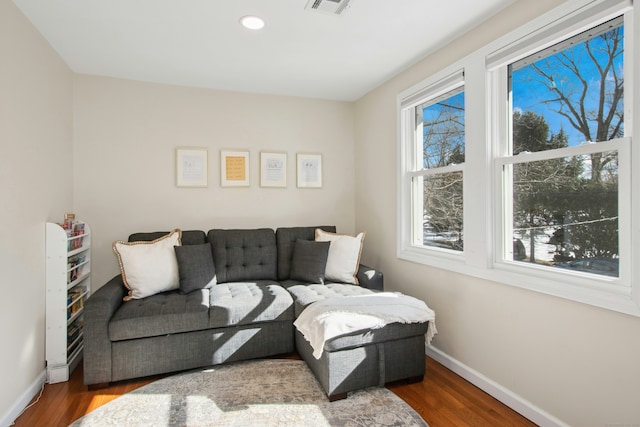 living area featuring visible vents, baseboards, wood finished floors, and recessed lighting