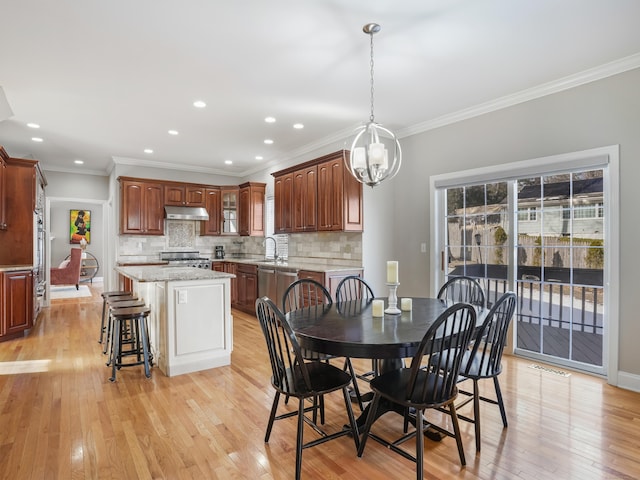 dining space with light wood finished floors, visible vents, crown molding, and recessed lighting