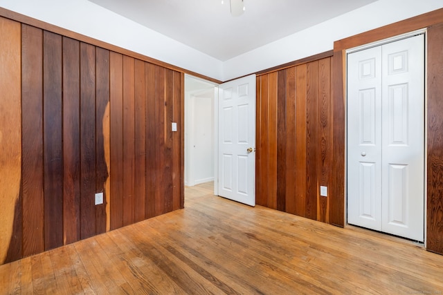 unfurnished bedroom featuring ceiling fan and light wood-type flooring