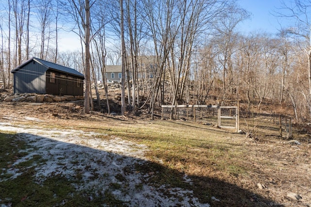 view of yard featuring an outdoor structure