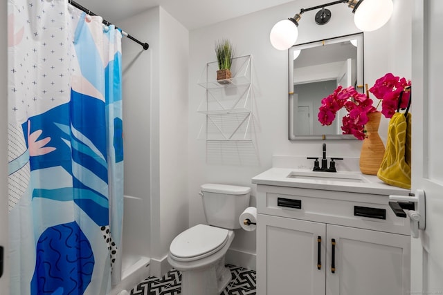 full bath with vanity, curtained shower, toilet, and baseboards