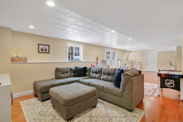 living room featuring light wood-style floors, recessed lighting, and baseboards