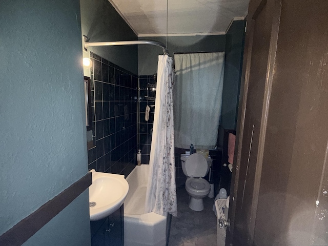 bathroom with toilet, a textured wall, vanity, and shower / tub combo with curtain