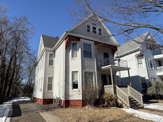 exterior space featuring a balcony