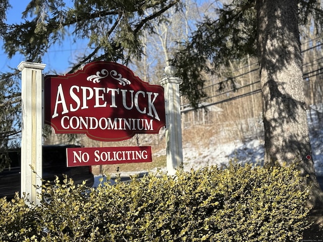 view of community / neighborhood sign