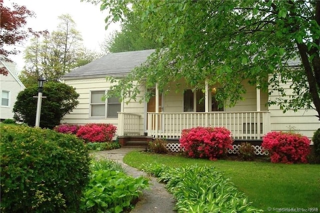 view of front facade with a porch and a front yard