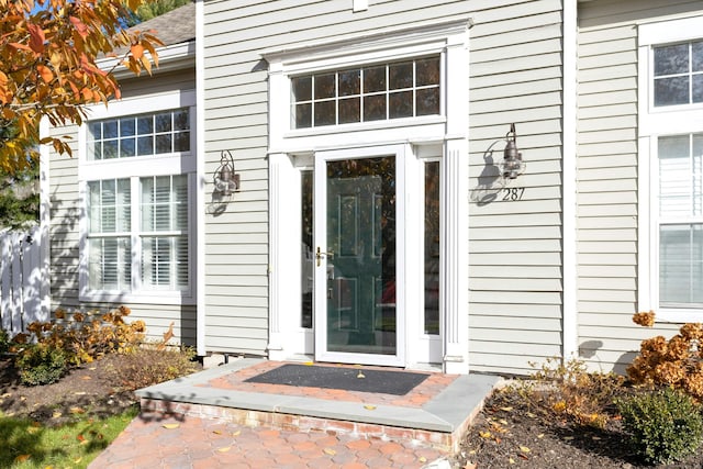 property entrance featuring a shingled roof