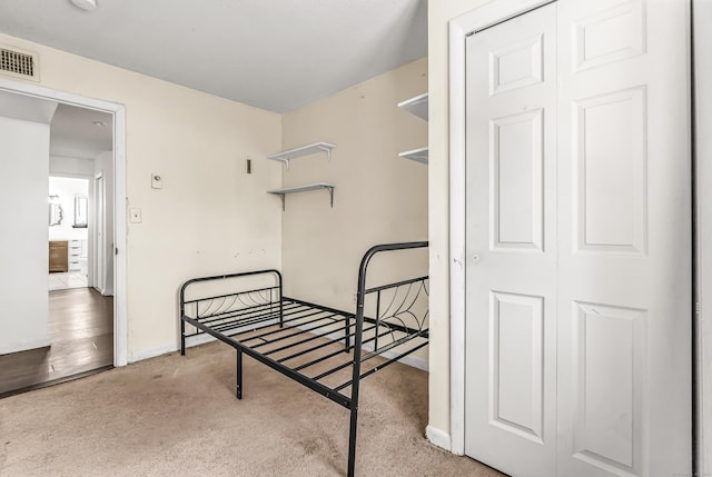 interior space featuring a closet, visible vents, and baseboards