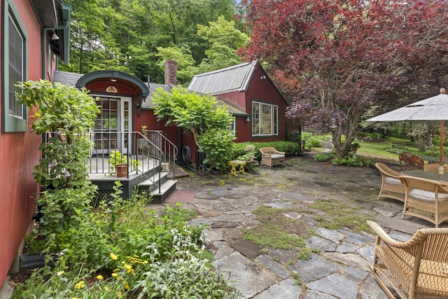 view of yard featuring a patio area