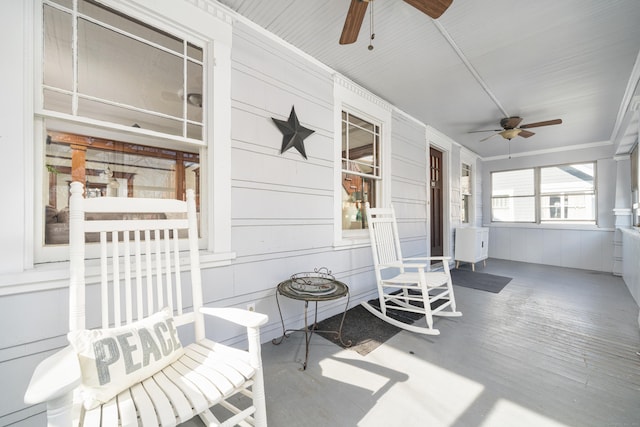 sunroom with ceiling fan