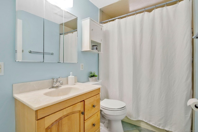 full bathroom with a shower with curtain, toilet, and vanity