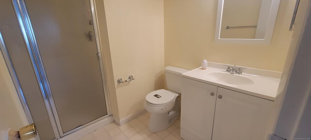 full bath featuring a stall shower, baseboards, vanity, and toilet